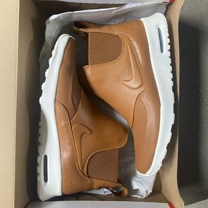 NIKE Air Max Thea Mid. New Never Worn.
